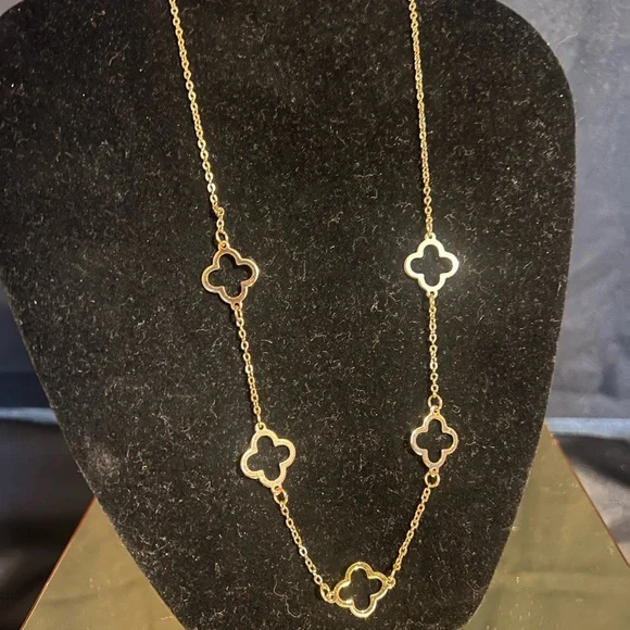 Chic Gold Clover Pendant Necklace - Picture 1 of 5